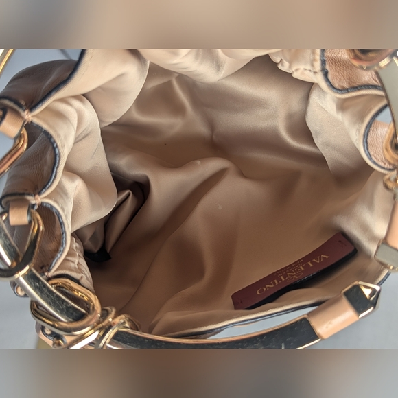 Valentino Garavani Bebop Loop beige handle clutch bag - Picture 8 of 10